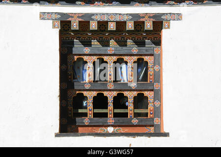 Eines der Fenster des Klosters Gangtey Gompa in Thimphu (Bhutan). Stockfoto