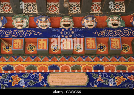 Detail der Dekoration der Fassade des Klosters Gangtey Gompa in Thimphu (Bhutan). Stockfoto