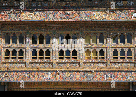 Detail der Fassade des Hauptgebäudes des Klosters Gangtey Gompa in Thimphu (Bhutan). Stockfoto