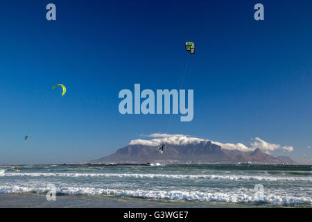 Kitesurfer tun eine Antenne Stunt vor dem Hintergrund der Tafelberg in Kapstadt Stockfoto