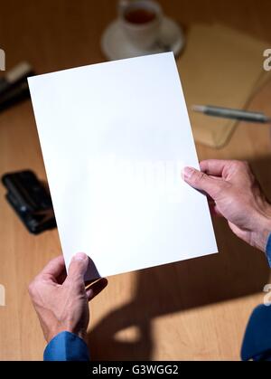 Hände halten weiße Buchstaben mit Textfreiraum. Stockfoto
