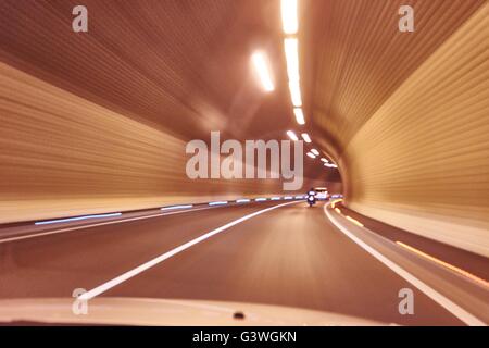 Beschleunigung in den Tunnel von einem Auto erschossen Stockfoto