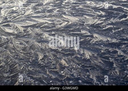 Eis gefroren auf ein Fenster aus Glas Stockfoto