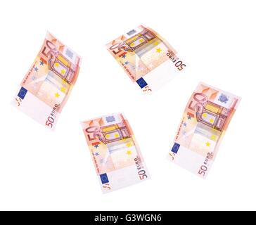 Fliegende 50 Banknoten des Euro isoliert auf weiss Stockfoto