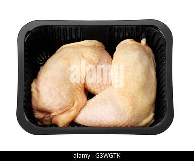 Rohem Hühnerfleisch Beine in schwarzen Schale isoliert auf weiss Stockfoto