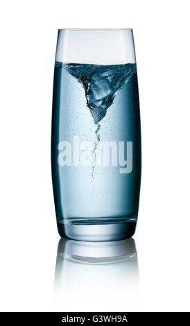 Taifun in ein Glas Wasser mit Beschneidungspfad blau Stockfoto