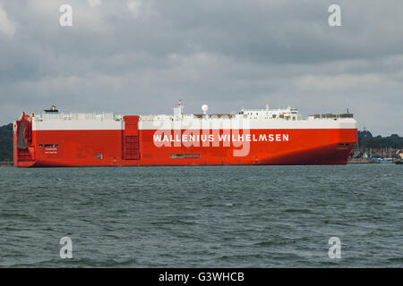 MV-Toronto, der seinen Weg nach unten Southampton Water zu Southampton Docks. Es ist ein Roll On - Roll Off Autotransporter Stockfoto