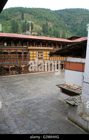 Innenhof im Rinpung Dzong in Paro (Bhutan). Stockfoto
