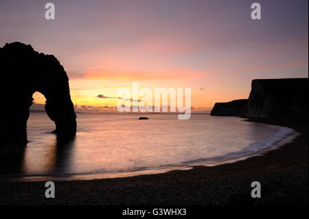 Malerischen Sonnenuntergang Blick auf die berühmten Durdle Door Dorset Stockfoto