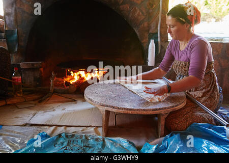 Eine Türkin für Touristen in einem traditionellen Ofen Pfannkuchen zubereiten. Stockfoto