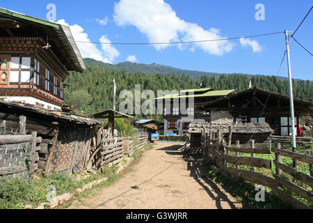 Typisches Dorf in der Landschaft zwischen Jakar und Punakha (Bhutan). Stockfoto