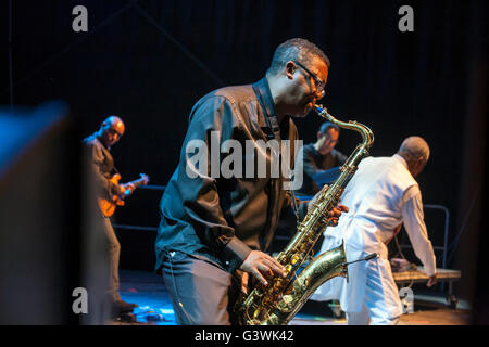 Saxophonist von Mahmoud Ahmed Musik zeigen, Respekt Festival 2016 in Prag, 12. Juni 2016, Tschechische Republik Stockfoto