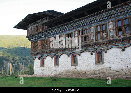 Eines der Gebäude des Wangdicholang Palastes in Jakar (Bhutan). Stockfoto
