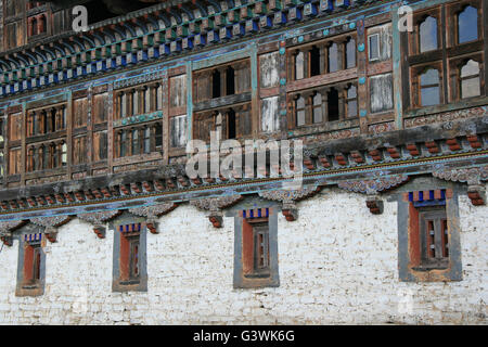 Die Fassade eines der Gebäude des Wangdicholang Palastes in Jakar (Bhutan). Stockfoto