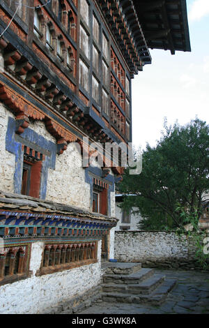 Die Fassade eines der Gebäude des Wangdicholing Palastes in Jakar (Bhutan). Stockfoto