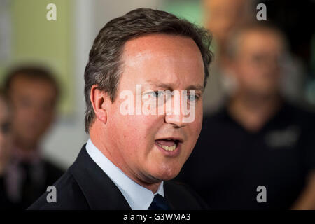 Der britische Premierminister David Cameron besucht eine Q&A Sitzung über das EU-Referendum in British Gas in Cardiff, Wales. Stockfoto