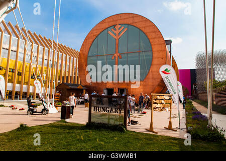 Mailand, Italien - 1. Juni 2015: Nicht identifizierten Personen durch den ungarischen Pavillon auf der EXPO 2015 in Mailand, Italien. EXPO 2015 nahm Platz fr Stockfoto