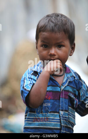 Ein Porträt von einem armen kleinen indischen jungen er Finger in den Mund. Stockfoto