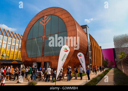 Mailand, Italien - 1. Juni 2015: Nicht identifizierten Personen durch den ungarischen Pavillon auf der EXPO 2015 in Mailand, Italien. EXPO 2015 nahm Platz fr Stockfoto