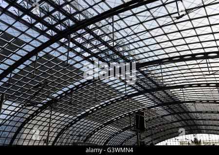 DEUTSCHLAND Berlin, Hauptbahnhof mit Solarpanel auf Glasdach / DEUTSCHLAND Berlin, Deutsche Bahn AG, Hauptbahnhof mit PV Modulen auf dem Glasdach der Halle Stockfoto