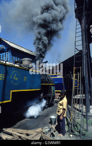 Indien, Tamil Nadu, Nilgiris, Coonoor, Nilgiri-Bergbahn einen historischen Dampfer Betrieb auf eine Zahnstange und Ritzel verfolgen, um die Höhenlage in den Nilgiri-Bergen, gebaut von den Briten im Jahre 1908, 'X' Klasse Rack Dampflokomotiven hergestellt durch die Schweizerische Lokomotiv- und Maschine arbeiten von Winterthur in der Schweiz, Lok Werkstatt in Coonoor Klettern Stockfoto