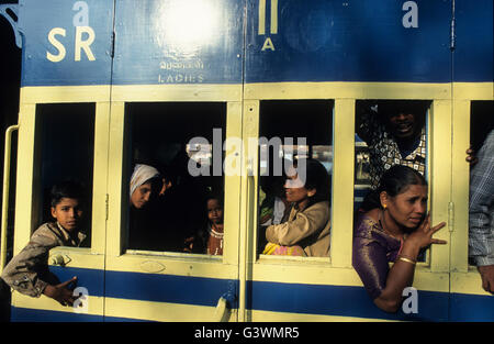 Indien, Tamil Nadu, Nilgiris, Coonoor, Nilgiri-Bergbahn einen historischen Dampfer Betrieb auf eine Zahnstange und Ritzel verfolgen, um zu klettern die Höhenlage in den Nilgiri-Bergen, von den Briten im Jahre 1908, 'X' Klasse Rack Dampflokomotiven hergestellt durch die Schweizerische Lokomotiv- und Maschine arbeiten von Winterthur in der Schweiz, Beifahrer im Fach gebaut Stockfoto