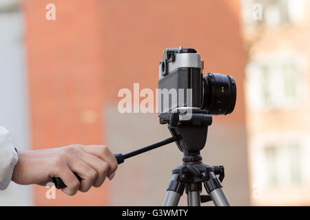 Hand hält die Vintage-Kamera Stockfoto