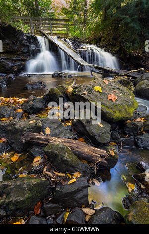 Obere Kapelle Wasserfälle Kaskaden flussabwärts an dargestellter Felsen-Staatsangehöriger Lakeshore im Herbst Stockfoto