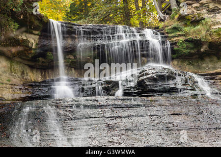 Lachen Sie Felchen Wasserfälle in der Nähe von Chatham Michigan mit einem Hintergrund von Herbstfarben. Stockfoto