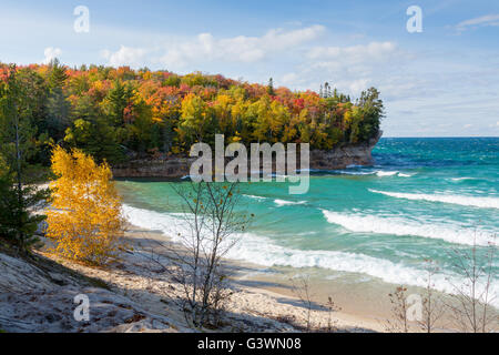 Herbst Farben Rahmen Kapelle Strand von dargestellter Felsen-Staatsangehöriger Lakeshore entlang der Küste des Lake Superior in Munising Michigan Stockfoto