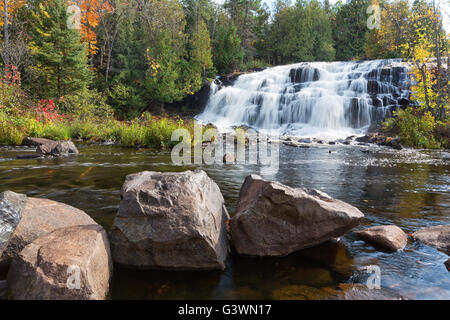 Bond verliebt sich in Paulding Michigan ist umgeben von lebhaften Farben des Herbstes. Bond Falls State Park finden Sie in der oberen Halbinsel Stockfoto