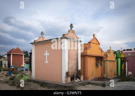 Bunt bemalten Gräber in den Friedhof von Chichicastenango. Guatemala Stockfoto