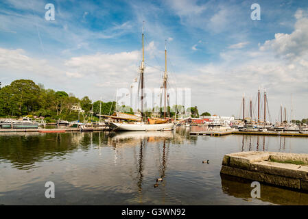 Boote am Dock in Camden, ME Stockfoto