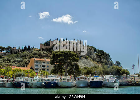 Eingang nach Cassis Harbour, Frankreich Stockfoto