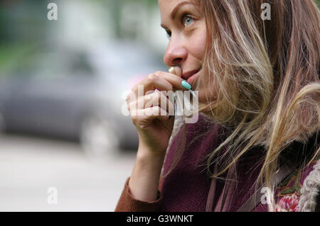 Glückliche junge blonde Stockfoto