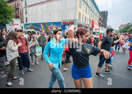 Tänzerinnen und Tänzer aus der Lorenz Latin Dance Studio zeigen ihre Fähigkeiten bei Salsa an der 31. 116th Street Festival feiert Puerto-Ricanischen Heritage in New York auf Samstag, 11. Juni 2016. Das Festival im El Barrio am Tag vor der Parade ist das größte Latin Festival im Nordosten. (© Richard B. Levine) Stockfoto