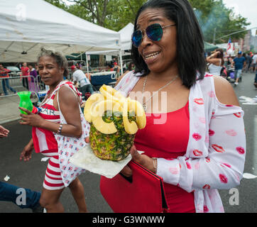 Virgin Piña Colada am 31. 116. Street Festival feiert Puerto-Ricanischen Erbe in New York am Samstag, 11. Juni 2016. Das Festival im El Barrio am Tag vor der Parade ist das größte Latin Festival im Nordosten. (© Richard B. Levine) Stockfoto