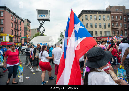 Tausende von Besuchern unter den Augen von einem Wachturm NYPD genießen das 31. 116th Street Festival feiernde Puerto-Ricanischen Erbe in New York auf Samstag, 11. Juni 2016. Das Festival im El Barrio am Tag vor der Parade ist das größte Latin Festival im Nordosten. (© Richard B. Levine) Stockfoto