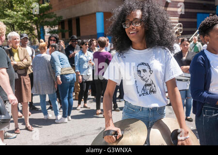 Studenten und Dozenten von Edward A. Reynolds West Side High School zu ihren Fans Gedenken Norman Rockwell und seinen Wohnsitz in New York durch die Enthüllung ein Straßenschild zu seinen Ehren am West 103rd Street und Broadway, der Block von Rockwells Geburtshaus am Donnerstag, 9. Juni 2016. Die Schülerinnen und Schüler besuchten die Norman Rockwell Museum in Stockbridge, Massachusetts und erfuhr, das er einen Block aus ihrer Schule begann eine Kampagne, geboren wurde, Steuern die Stadt Bürokratie, um das Straßenschild zu seinen Ehren aufgestellt haben.  (© Richard B. Levine) Stockfoto