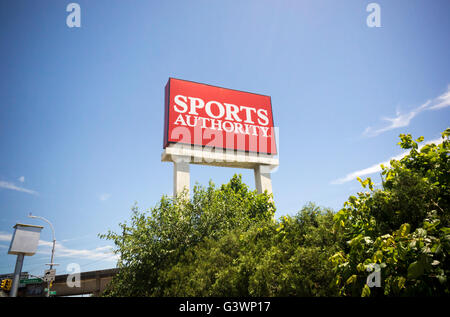 Umsatz in einem Sports Authority Store im Stadtteil Queens in New York auf Dienstag, 14. Juni 2016 schließen. Die Kette ist in den Prozess der Liquidation und wird allen 450 Filialen geschlossen werden. (© Richard B. Levine) Stockfoto