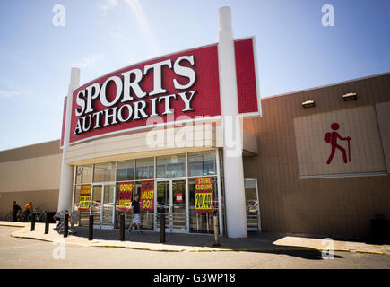 Umsatz in einem Sports Authority Store im Stadtteil Queens in New York auf Dienstag, 14. Juni 2016 schließen. Die Kette ist in den Prozess der Liquidation und wird allen 450 Filialen geschlossen werden. (© Richard B. Levine) Stockfoto