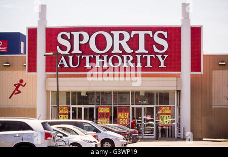 Umsatz in einem Sports Authority Store im Stadtteil Queens in New York auf Dienstag, 14. Juni 2016 schließen. Die Kette ist in den Prozess der Liquidation und wird allen 450 Filialen geschlossen werden. (© Richard B. Levine) Stockfoto