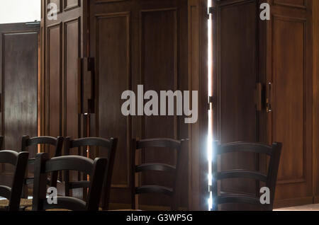 im Inneren der Kathedrale lässt die halboffene Tür bei starker Sonneneinstrahlung Stockfoto