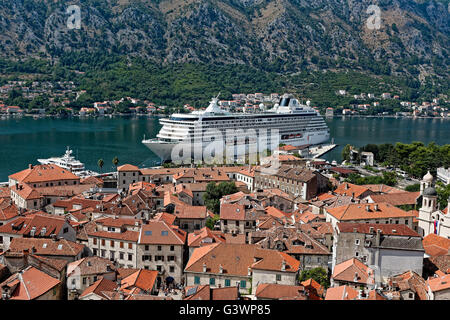 Ansicht des Kreuzfahrtschiffes angedockt in der alten Stadt Kotor, einem UNESCO-Welterbe, Montenegro Stockfoto