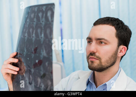 Porträt des mittleren Erwachsenenalter männlichen Arzt im MRT-Raum im Krankenhaus Stockfoto