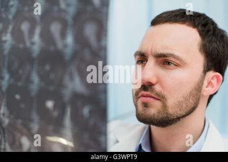 Arzt Röntgen MRT des Gehirns im Büro anzeigen Stockfoto