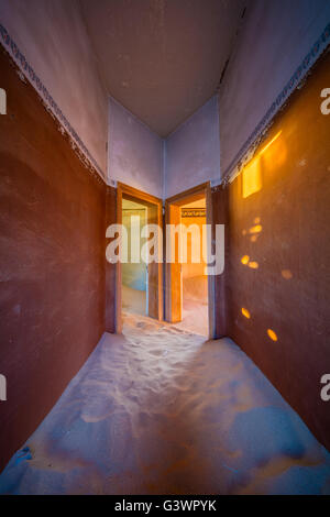 Kolmanskop (Afrikaans für Kolmanskuppe, Deutsch: Kolmannskuppe) ist eine Geisterstadt in der Namib-Wüste im Süden Namibias. Stockfoto