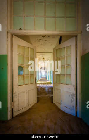 Kolmanskop (Afrikaans für Kolmanskuppe, Deutsch: Kolmannskuppe) ist eine Geisterstadt in der Namib-Wüste im Süden Namibias. Stockfoto