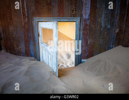 Kolmanskop (Afrikaans für Kolmanskuppe, Deutsch: Kolmannskuppe) ist eine Geisterstadt in der Namib-Wüste im Süden Namibias. Stockfoto