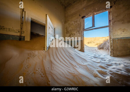 Kolmanskop (Afrikaans für Kolmanskuppe, Deutsch: Kolmannskuppe) ist eine Geisterstadt in der Namib-Wüste im Süden Namibias. Stockfoto